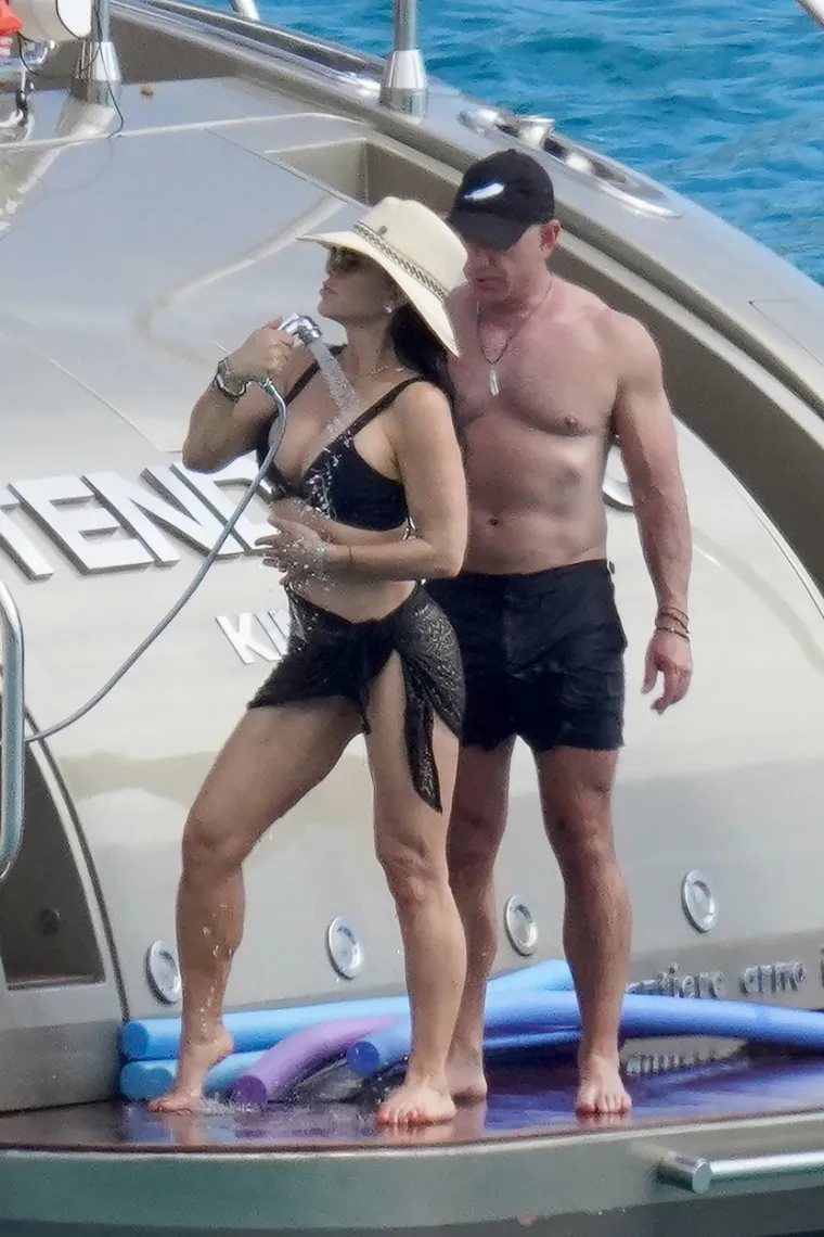 Jeff Bezos ne skida ruke sa svoje djevojke Lauren Sanchez: Oboje su u 50-ima, ali su baš isklesani