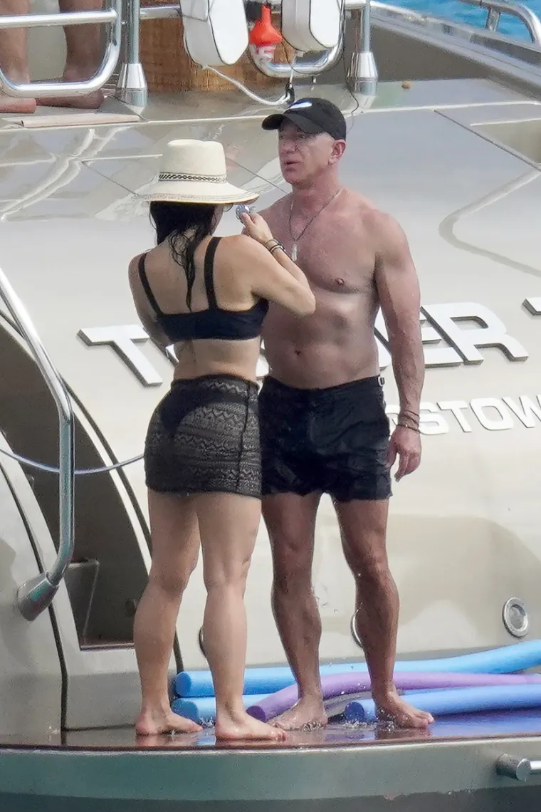Jeff Bezos ne skida ruke sa svoje djevojke Lauren Sanchez: Oboje su u 50-ima, ali su baš isklesani