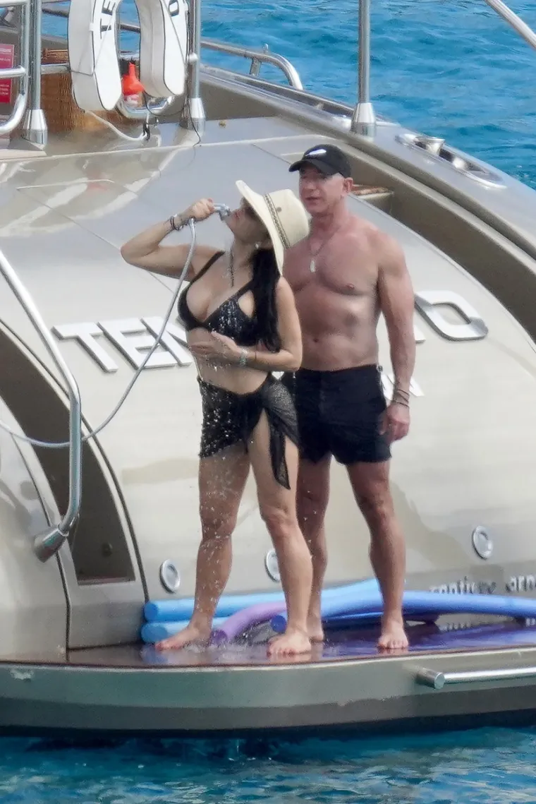 Jeff Bezos ne skida ruke sa svoje djevojke Lauren Sanchez: Oboje su u 50-ima, ali su baš isklesani