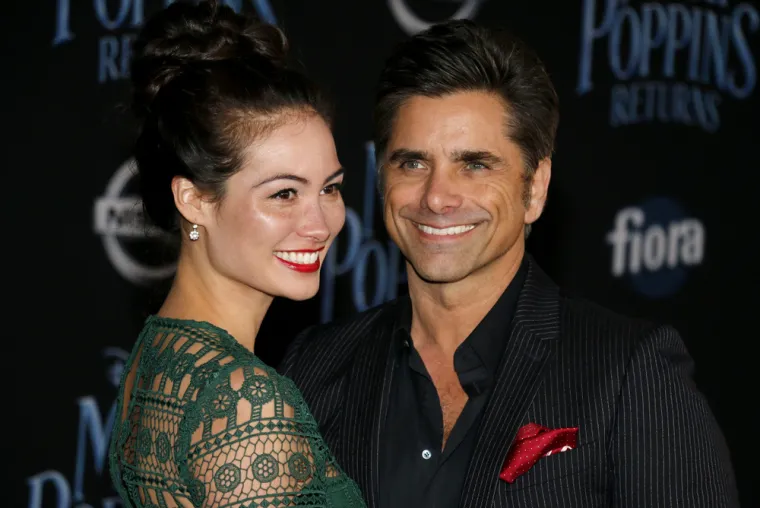 4. John Stamos i Caitlin McHugh
Između glumca Johna Stamosa (58) i njegove supruge, glumice i manekenke Caitlin McHugh (35) razlika je 23 godine. Interesantna činjenica je da se ovaj par upoznao na snimanju serije &quot;Zakon i red&quot;, a vjenčali su se 2018. 