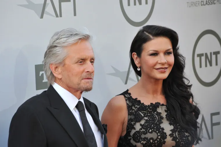 10. Catherine Zeta-Jones i Michael Douglas
Glumci Catherine Zeta-Jones i Michael Douglas rođeni su na isti datum, 25. rujna, ali u razmaku od 25 godina. Catherine ima 52 godine, Michael 77, a u braku su 22 godine. 