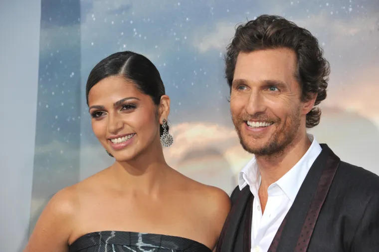 17. Matthew McConaughey i Camila Alves
Glumac Matthew McConaughey (52)  oženjen je manekenkom Camilom Alves, koja ima 39 godina. U braku su od 2012., a dijeli ih 13 godina razlike.