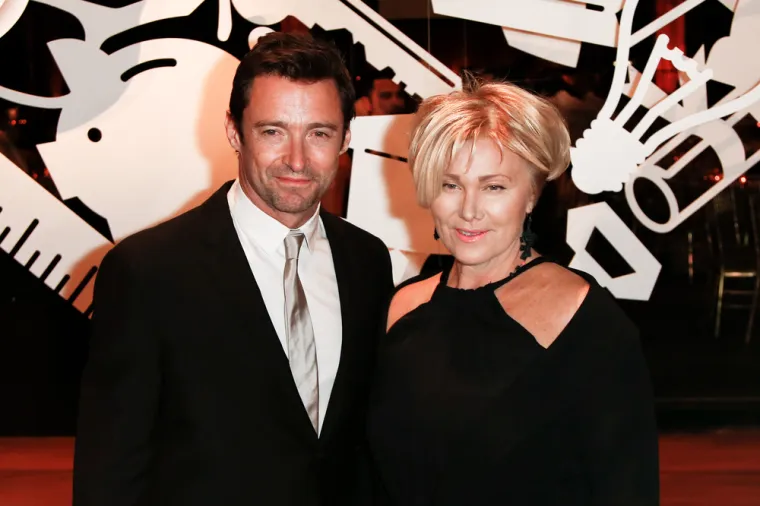 18. Hugh Jackman i Deborra-Lee Furness
Glumac Hugh Jackman (53) oženio se za glumicu Deborra-Lee Furness (66) davne 1996. godine, razlika ovog para je 13 godina.