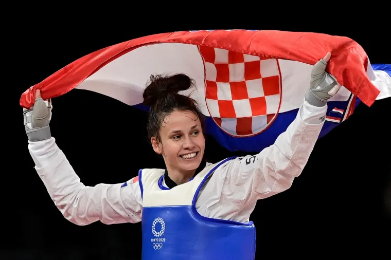 Hrvatska se vratila sa osam medalja iz Tokija. Zlatni su bili tekvondašica Matea Jelić, braća Sinković u dvojcu, te Nikola Mektić i Mate Pavić u teniskim parovima.
Srebra su osvojili Tonči Stipanović u laseru, teniski par Marin Čilić i Ivan Dodig, te gimnastičar Tin Srbić, dok su bronce osvojili tekvondaš Toni Kanaet i Damir Martin u samcu.