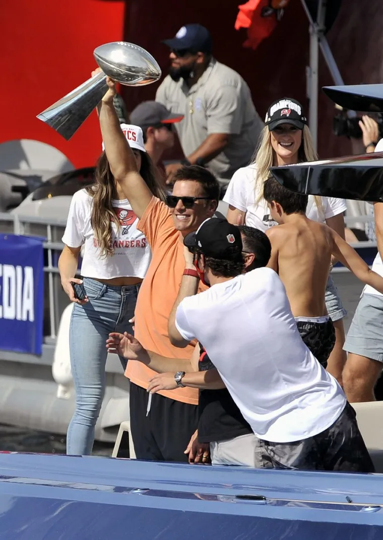 Tampa Bay Buccaneersi bili su pobjednici 55. izdanja &quot;Super Bowla&quot;, finala doigravanja američke profesionalne lige u američkom nogometu (NFL) nakon što su na Raymond James stadionu u Tampi pred 22.000 gledatelja pobijedili branitelje naslova Kansas City Chiefse sa 31:9.
Tampu je do drugog naslova prvaka u povijesti vodio neuništivi Tom Brady koji je u svom 10. &quot;Super Bowlu&quot; osvojio sedmi naslov prvaka. Brady je u ožujku prošle godine napustio New England Patriotse u kojima je proveo 20 sezona i u kojima je izborio svih svojih prvih devet ulazaka u &quot;Super Bowl&quot; te je odlučio karijeru nastaviti u Tampa Bay Buccaneersima, momčadi koja je jedini naslov osvojila 2003. pobjedom protiv Oakland Raidersa. I već u prvoj sezoni u novom klubu stigao je do trona.
Brady sada ima dva naslova više od ijednog NFL igrača u povijesti i jedan više od ijedne NFL momčadi u povijesti.