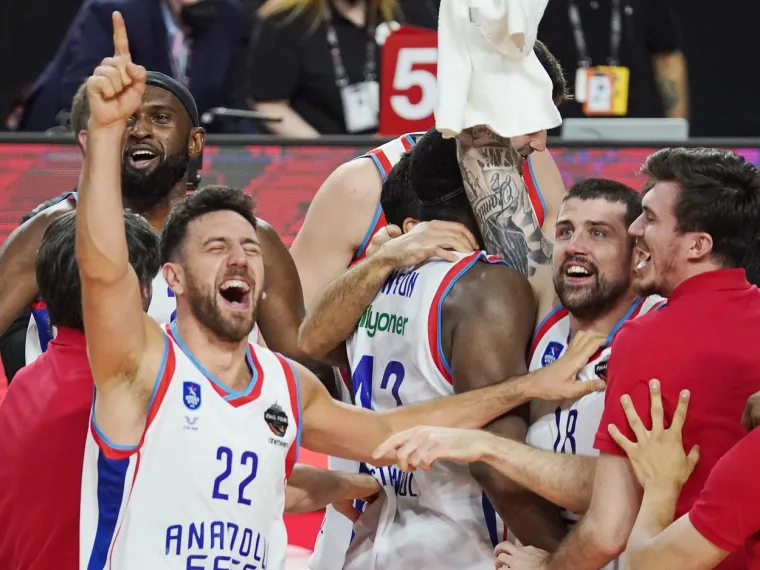 Osvajači Eurolige pobjeđivali su ponajprije zahvaljujući odličnim partijama sjajnih bekova Vase Micića i Shanea Larkina. Naravno, i hrvatski košarkaš Kruno Simon svojim je iskustvom pridonio je odličnim izvedbama ove momčadi.