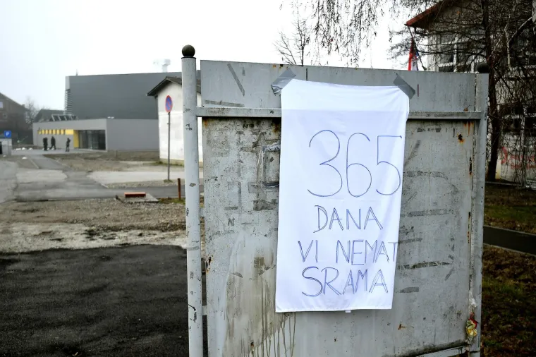 Petrinja: Poruka političarima ispred novoizgrađene &scaron;kolske sportske dvorane Mato Lovrak 