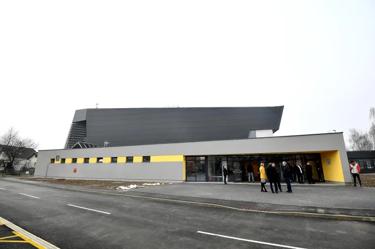 Godinu dana od razornog potresa građani ispred &scaron;kole nalijepili znakovitu poruku političarima