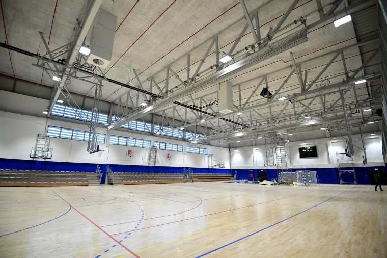 Godinu dana od razornog potresa građani ispred &scaron;kole nalijepili znakovitu poruku političarima