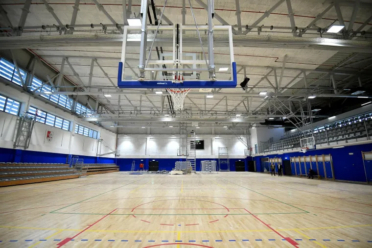 Godinu dana od razornog potresa građani ispred &scaron;kole nalijepili znakovitu poruku političarima