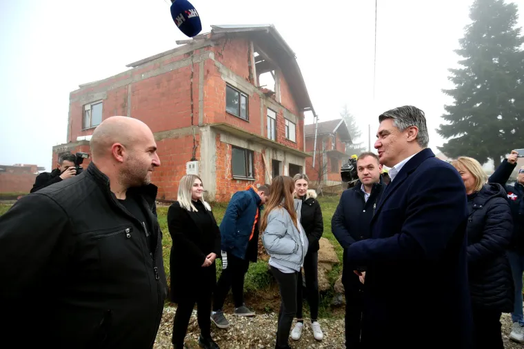 Pogledajte kako je izgledalo druženje Milanovića s građanima koji su prije godinu dana ostali bez krova nad glavom