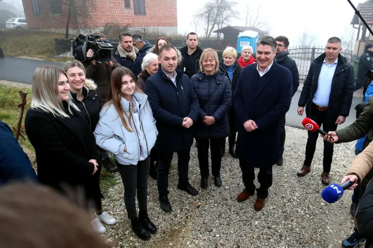 Pogledajte kako je izgledalo druženje Milanovića s građanima koji su prije godinu dana ostali bez krova nad glavom