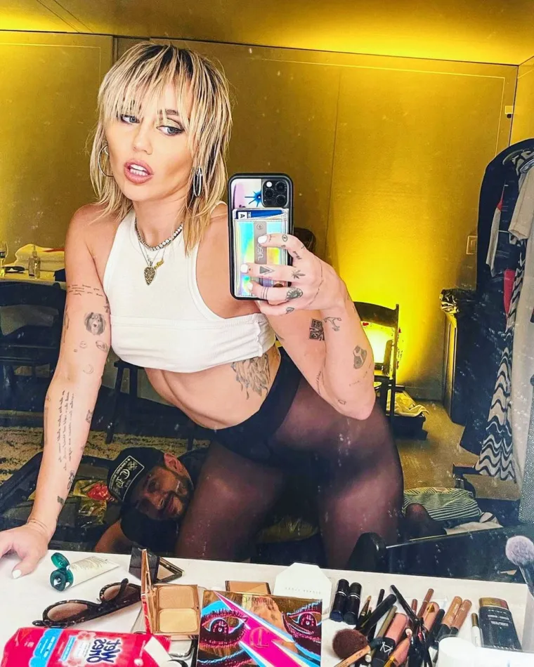 Neukrotiva Miley Cyrus: Ako je suditi po ovim fotkama, 2021. je provela skidajući se. Neka je, ima što pokazati