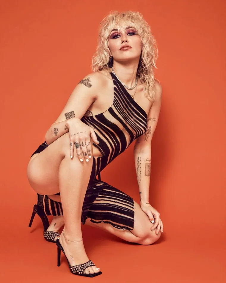 Neukrotiva Miley Cyrus: Ako je suditi po ovim fotkama, 2021. je provela skidajući se. Neka je, ima što pokazati