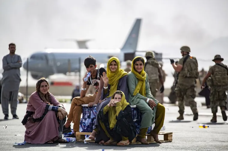 AFGANISTAN

Nijedan rat, čak ni onaj u Vijetnamu, Amerikanci nisu vodili toliko dugo koliko rat u Afganistanu. Tu su zemlju zauzeli nedugo nakon terorističkih napada 11. rujna 2001. i ratujući s talibanima ostali sve do konca kolovoza ove godine. Povukli su se mrtvo-hladno, uvjereni da ostavljaju domaću vojsku, koju su sve te godine obučavali i naoružavali, pripremljenu za ono što će uslijediti. A kada je do toga došlo, talibani su kroz tamošnje gradove prošetali k&apos;o poznati subotnjom špicom. Jedino je u Kabulu vladao kaos. Avioni su danonoćno polijetali evakuirajući strane državljane, ali i desetke tisuća Afganistanaca. Talibani se zasad ne pokazuju prerigidnima, naučili su i oni neke diplomatske i komunkacijske lekcije. A povlačenje zapadnih snaga pokrenulo je i novi migrantski val ka zapadu, što dalje od talibanskog šerijata.  