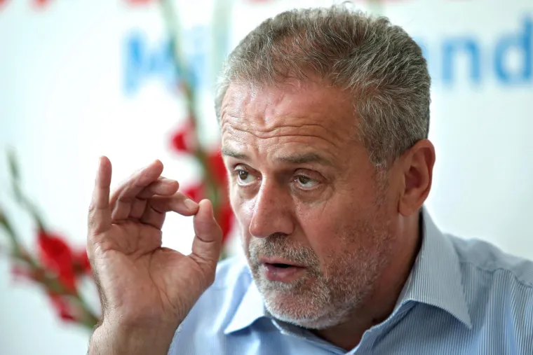 BANDIĆ

Još dok je bio živ govorilo se da je fizički načet i politički dotučen. U jeku priprema za lov na sedmi mandat, najdugovječniji zagrebački gradonačelnik Milan Bandić umro je zadnjeg dana veljače, u 66. godini, od srčanog udara u do danas ne odveć jasnim okolnostima koje su smjesta pokrenule i raznorazne glasine. Zagrepčani ga se i danas često sjete: jedni kad pukne cijev u nekom kvartu, drugi kad vide siromašan ovogodišnji Advent u gradu. Bandićev duh još dugo će lebdjeti hodnicima Gradskog poglavarstva i Zagrebačkog holdinga, a povezivati ga pokojnog s kosturima u ormaru zvuči nekusno, ali i neminovno.
