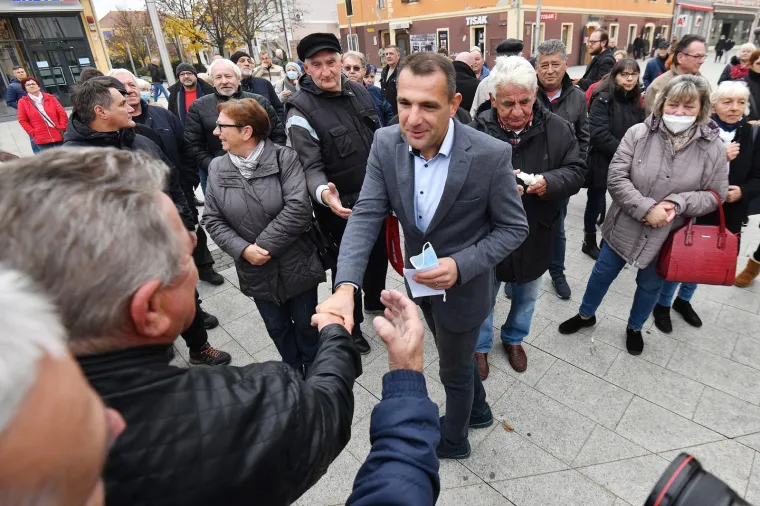 ČAKOVEC

Čakovec i Međimurje bili su prizorište nevjerojatne političke predstave. Počela je kao triler, činilo se da će se nastaviti kao sudska drama, a završila je kao politička farsa. Ultrapopularni župan Matija Posavec početkom rujna je uhvaćen s prstima u pekmezu. Doduše, uronio ih je plitko. Radilo se o, za naše prilike, mizernom mitu od 10.000 kuna. Usto je osumnjičen i za namještanje poslova u županiji. Priveden je, saslušan i pušten. U međuvremenu je podnio ostavku pa su raspisani izvanredni izbori na koje se ponovno kandidirao. Međimurci su mu u studenome, vođeni geslom &quot;nije uzeo puno&quot; i pravdajući ga da je &quot;sve priznao&quot; (je, ali tek kada ga je privela policija) ponovno ogromnom većinom dali povjerenje. Osvojio je 79 posto glasova. Toliko se dobije kad se &quot;ne uzme puno&quot;. 
