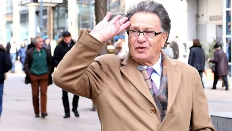 ĆIRO

Živuća legenda, trener nad trenerima, počeo se opraštati od ovog svijeta. Dvaput je pobijedio rak, ali bolest se vratila i Ćiro je javno priznao da ovoga puta nije optimističan. Znajući ga, čovjek bi pomislio da je to još jedna njegova taktičko-psihološka finta i da će se - rečeno njegovim rječnikom - rekuperirati. Trener burne karijere i biografije dostojne filma, ako ne i višesezonske serije, gospodski se oprašta od svih. Tata će skinuti bijeli šal i žandarmsku kapu, nakloniti se i otići. Još je s nama, ali već nam nedostaje. 
