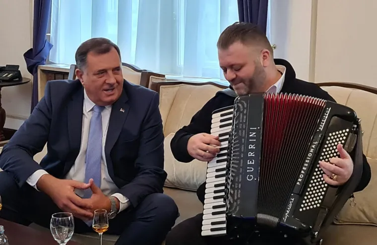 DODIK

Čelnik bosanskih Srba i trenutni srpski član Predsjedništva Bosne i Hercegovine, osokoljen podrškom Vladimira Putina, Viktora Orbana i Milanovića Zorana, ove je godine nastavio prijetiti proglašenjem neovisnosti Republike Srpske. Najavio je izlazak srpskog entiteta iz ustavnopravnog poretka BiH, a prethodno je pozvao i na raspuštanje Oružanih snaga BiH, Obavještajne agencije i drugih tijela i institucija. Zagovornik je i formiranja trećeg, hrvatskog entiteta u BiH. Njegovo &quot;zveckanje oružjem&quot; traje već godinama i mnogi ga vide kao glavnog potpaljivača balkanskog &quot;bureta baruta&quot;. No, koliko god Dodik secesionističku retoriku zaoštrio do kraja, pravo je pitanje je li uistinu spreman ići do kraja.
