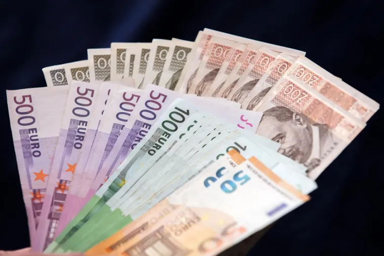 EURO

Ono što se proteklih godina izdaleka i neslužbeno spominjalo, ove godine je ozvaničeno s najviših pozicija, iz Vlade i Hrvatske narodne banke: Hrvatska je krenula prema uvođenju eura. Otklonjene su sumnje oko toga, ostaje da se uklone i preostale barijere na putu u eurozonu. Podršku Bruxellesa navodno imamo, dao nam ju je i francuski predsjednik Emmanuel Macron. Imamo i okvirni datum kada bi euro trebao deložirati kunu iz novčanika: 1. siječnja 2023. godine. Domaći ekonomisti tvrde da je Hrvatska već visokoeurizirana. S druge strane, jedan od bivših čelnika Europske središnje banke, Otmar Issing, smatra da još nismo spremni. Suverenisti nisu uspjeli skupiti dovoljno potpisa za referendum o uvođenju eura, a građani strahuju da su već ovogodišnja poskupljenja priprema za ono što će uslijediti s eurom. 
