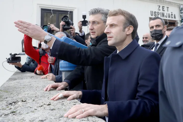 FRANCUSKA

Na čelu s Emmanuelom Macronom, uz Njemačku bez Angele Merkel i breksitirane Velike Britanije, Francuska nastoji preuzeti upravljanje europskom kompozicijom. Iako proizvodi brže vlakove, ona nije europska lokomotiva poput Njemačke. Macron je ove godine diljem Europe i svijeta krenuo sklapati nova strateška partnerstva. Jedno od njih i s Hrvatskom, koja je od nje kupila moćne borbene avione Rafale, sklopila niz važnih sporazuma i, kako se čini, u Parizu našla novi Berlin. Ključna točka geopolitičke agende Pariza je veća europska neovisnost o SAD-u koji se još u vrijeme Baracka Obame počeo strateški povlačiti s (euro)atlantskih na pacifičke položaje.
