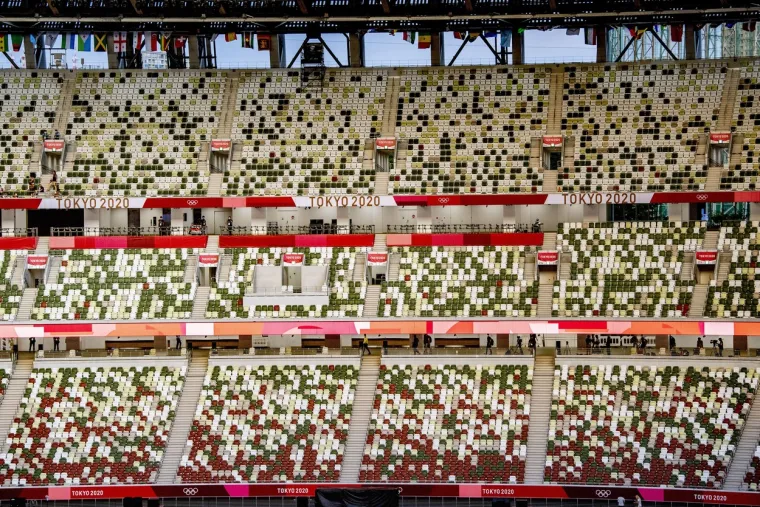 JAPAN

U Tokiju su održane dosad najčudnije Olimpijske igre. Za razliku od 1940. godine kada je tom gradu oduzeto domaćinstvo Igara zbog invazije Japana na Kinu i početka Drugog svjetskog rata, osamdeset godina kasnije Tokiju je Igre zamalo &quot;oduzela&quot; korona. Održane su godinu dana kasnije, a ostat će upamćene po tome što su zbog epidemioloških mjera natjecanja održana bez publike. Tjednima prije samih Igara, prerevni i prerigorozni Japanci iz opreza su uvodili lockdown i kada bi u cijelom 14-milijunskom Tokiju bilo nekoliko desetaka zaraženih. Iako su šarenim sjedalicama nastojali kamuflirati izostanak gledatelja, prizori praznih tribina ostat će jedan od žalosnijih podsjetnika na pandemiju. 
