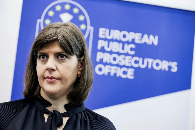 KOVESI LAURA

Ime Laure Kovesi, europske glavne tužiteljice, donedavno je širem hrvatskom puku možda krivo aludiralo na neku manje poznatu glumicu. Oni koji će u Hrvatskoj biti zvijezde njezinih &quot;filmova&quot; neće baš uživati. Prije nego što je došla na čelo Ureda europskog javnog tužitelja, ova 48-godišnja Rumunjka rasturila je političku mafiju u svojoj zemlji. Prvog dana lipnja ove godine &quot;europski USKOK&quot; otvorio je ured u Hrvatskoj i smjesta počeo popravljati brljotine domaćeg USKOK-a. Prva je to osjetila bivša ministrica i nekadašnja Plenkovićeva miljenica Gabrijela Žalac. Šteta je jedino što se ured Laure Kovesi bavi samo malverzacijama s europskim novcem, ne i domaćim budžetskim lopovlucima. Dobro je, pak, što nam se slijevaju milijarde eura iz Bruxellesa pa uz njezin Ured možemo biti sigurniji da taj pusti novac neće dirati ljepljive ručice.
