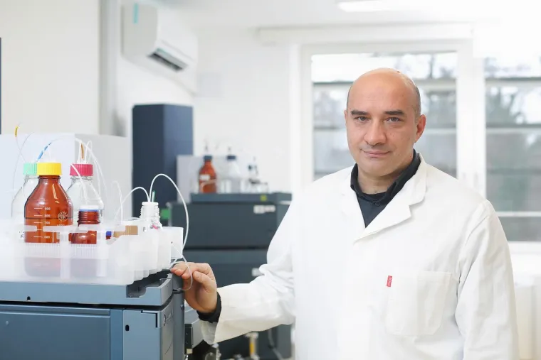 LAUC

Ugledni molekularni biolog i osnivač međunarodno priznate i uspješne biotehnološke tvrtke Genos do studenoga je bio član vladinog Znanstvenog savjeta za borbu protiv pandemije koronavirusa. Kada je počela pandemija i dok se o virusu znalo vrlo malo, ekipa okupljena u Savjetu svakodnevno je u javnosti tumačila laicima pred ekranima što se zbiva. Djelovali su kao nabrzinu skupljen, ali ipak uvježban orkestar. No, bilo je pitanje vremena kada će netko od njih zasvirati po svome. Lauc je u jednom trenutku počeo solirati. Ostali će reći - falširati. Na društvenim mrežama zavadio se sa svima i svi s njime. Kada bi Savjet zaključio jedno, on je javno govorio drugo. Izbačen je zbog izjava kojima je dovodio u pitanje učinkovitost cijepljenja i protuepidemijskih mjera neizravno potičući građane na prosvjede i neposluh. Nije dugo trebalo da postane junak protivnika covid mjera i poluobaveznog cijepljenja.
