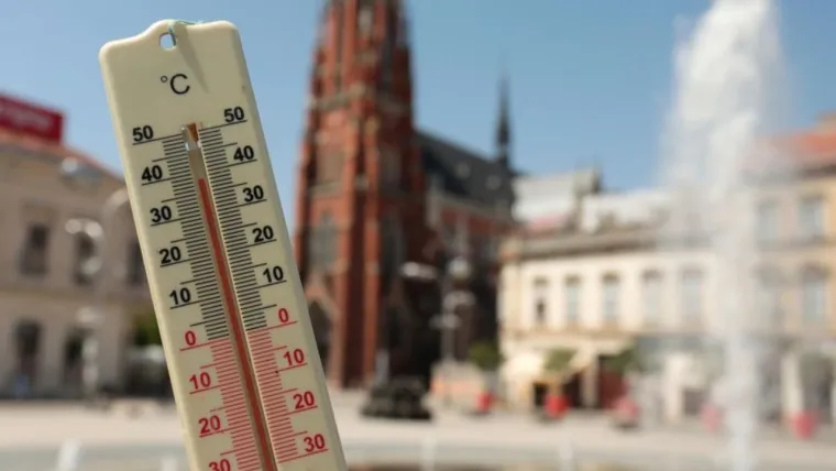LJETO

Ljeto je opet bilo pakleno vruće i u Hrvatskoj i u svijetu. U čitavoj Europi bilo je najtoplije otkako se mjere temperature. Prema Koperniku, europskom programu za praćenje klimatskih promjena, prosječna temperatura od lipnja do kolovoza premašila je za čak čitav jedan stupanj prosječne temperature ljetâ 1991. i 2020. godine. Vrućine, a ni koronavirus nisu, srećom, odvratili turiste od Hrvatske. Turistička sezona mogla bi, kada se zbroje svi rezultati, biti bolja čak i od one rekordne iz pretpandemijske 2019. godine. Turizam u doba korone dobro nam ide.   
