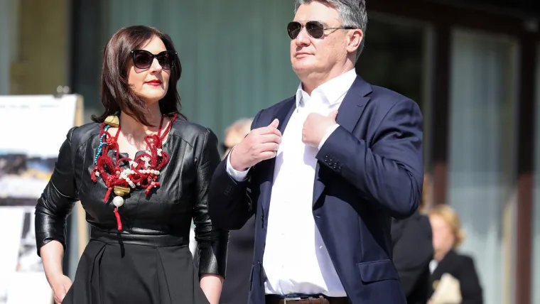 MILANOVIĆ

Ne bi bilo smisla u ovih par rečenica nabrajati sve one s kojima se predsjednik Republike posvađao ove godine i koje je opržio jezikom. Milanović na Pantovčaku nije više onaj s Iblerovog trga i iz Banskih dvora. Zaokrenuo je udesno i u populizam kakav je nekoć prezirao. I riječima i djelima trudi se biti &apos;Tuđman za 21. stoljeće&apos; iako svađalački podsjeća i na Donalda Trumpa. Na jednu valjanu misao nakalemi deset suvišnih, duhovitu opasku uprska s deset nakićenih. Kako je godina odmicala, njegova prepucavanja s premijerom Plenkovićem i iživljavanja na ministru Banožiću postala su zamorna, a izrečeni sudovi o genocidu u Srebrenici i likvidaciji obitelji Zec probavljivi samo onima na čiju podršku računa u budućnosti. 
