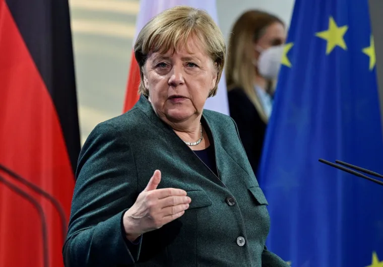 NJEMAČKA

Angela Merkel otišla je s mjesta njemačke kancelarke u zasluženu političku mirovinu. Onomad je i odlazak Konrada Adenauera, kasnije i Merkeličinog političkog mentora Helmuta Kohla - dvojice gorostasa njemačke poslijeratne politike - a sada i „Mutti“ Merkel označio kraj jedne političke epohe. Ona odlazi kao velikanka europske politike. U 16 godina kancelarske službe brodila je kroz neke od najvećih kriza suvremene Europe: financijsku, migrantsku i pandemijsku. Neki će joj pritom zamjerati i povučene i propuštene poteze, ali ostaje činjenica da je u svim tim krizama  predvodila ne samo Njemačku, već i čitavu Europu. Njezin nasljednik na kancelarskom položaju, socijaldemokrat Olaf Scholz na čelu semafor koalicije (sa Zelenima i Liberalima) zasad se doima kao političar koji će voditi (samo) Njemačku, ne i Europu. Tek će se pokazati koliko će Merkel nedostajati, ako ni zbog čega drugog onda kao svijetli primjer univerzalne demokršćanske otvorenosti na kakvu u ovom našem ćošku Europe nismo navikli.

