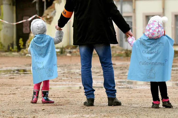 OBNOVA OD POTRESA

Ova natuknica je najkraća i 649 dana nakon potresa u Zagrebu te 367 dana nakon potresa na Baniji glasi: Ni&scaron;ta.

Tek ako "ni&scaron;ta" izgovorimo na &scaron;panjolskom, zazvučat će bolje: Nada. 

Dotad, snažan je dojam da su Vladi i vlastodr&scaron;cima potresom pogođena područja "&scaron;panska sela".  

