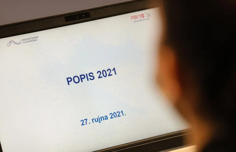 POPIS STANOVNI&Scaron;TVA

Popis stanovni&scaron;tva prvi put je proveden online, ali samo dijelom. Veći dio obavljen je terenski, u kompliciranim epidemiolo&scaron;kim okolnostima. Mnogi se javljaju na dru&scaron;tvenim mrežama pi&scaron;ući da se sami nisu popisali, a da ih nitko nije ni do&scaron;ao popisati. To, međutim, neće biti glavni razlog &scaron;to će nas, kada Državni zavod za statistiku uskoro objavi službeno, biti manje od četiri milijuna. Posljednji put Hrvatska je bila ispod četiri milijuna stanovnika na popisu stanovni&scaron;tva 1953. godine. Sjetimo se i da je na popisu 1991. godine, u praskozorje rata, imala skoro 4,8 milijuna stanovnika. Milijun vi&scaron;e nego &scaron;to će nas vjerojatno biti sada. S gorkom ironijom možemo reći: Hajd' bar se ne guramo. 

