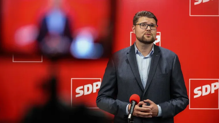 SDP

U 2021. stranka kojoj se i dalje tepa da je "najjača oporbena" mirne du&scaron;e se može pri&scaron;iti alternativni naziv: Stranka dramatičnog pada. Stariji će se sjetiti da ovo i nisu najcrnji dani SDP-a, barem &scaron;to se tiče mjesta u Saboru. Nakon izbora 1995. imali su ih tek deset, ali tada su na sljedećima pobijedili i osvojili vlast. Danas to izgleda nemoguće. Nakon raskola i izbacivanja Bernardićeve ekipe iz stranke, saborski Klub SDP-a pao je na 14 zastupnika, a novoosnovani Klub socijaldemokrata broji ih 18. Dok se HDZ busa s jedva 30 posto podr&scaron;ke, a stranke poput Mosta i SDP-ovog prezimenjaka DP-a s osam zastupnika smatraju se velikima, SDP naprosto ne izgleda dobro. Blijed, ispijen, odstranjenih većih dijelova tijela ta je stranka - da citiramo popularnu frazu - pokojna samo joj to jo&scaron; nitko nije rekao. 
