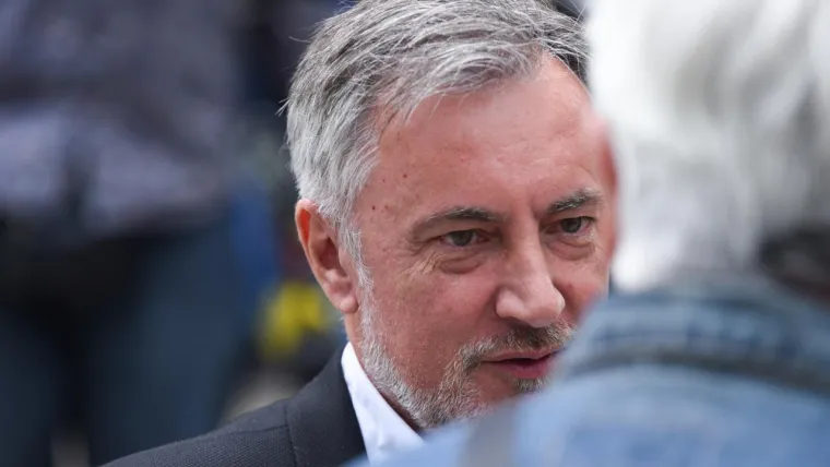 &Scaron;KORO

Politika jest estradizirana i ona jest estrada, ali sa svojim pravilima igre i svojim zvijezdama. Miroslavu &Scaron;kori, estradnoj zvijezdi koja je drugi puta ulazila u politiku, netko je utuvio u glavu da je to otprilike ista pozornica. A nije. Nakon &scaron;to 2019. nije uspio na predsjedničkim izborima, &Scaron;koro 2021. nije uspio ni na lokalnima kada se kandidirao za gradonačelnika Zagreba. Ubrzo potom, oni njegovi "utuvljivači" zaključili su da je u Domovinskom pokretu otpjevao svoje. Skandali i afere s buteljama i prastarim CD-ovima sa zalihe tek su popratne epizode predstave u kojoj je &Scaron;koro od nesuđenog lidera Hrvatske te lidera jedne (pre)ambiciozne stranke, zavr&scaron;io u Hrvatskim suverenistima, ne pretjerano važnoj stranci u parlamentarnim koordinatama. 
