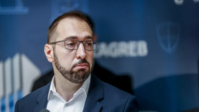 TOMA&Scaron;EVIĆ

Bandićev zagrebački politički antipod svibanjske je lokalne izbore dobio tri mjeseca ranije, kada je Bandić preminuo. Od svih dotada&scaron;njih Bandićevih protukandidata bio mu je najiskreniji i najnedvosmisleniji oponent. No, pozicija nije opozicija i Toma&scaron;ević se sa svojom ekipom jo&scaron; uvijek nespretno nosi s preuzetim dugovima, teretima i problemima, s kosturima iz ormara i cijevima koje neprestano pucaju diljem grada. Građani rado sude i po vanjskim manifestacijama pa Toma&scaron;eviću zamjeraju da u doba Adventa grad izgleda lo&scaron;ije nego u Bandićevo doba. Toma&scaron;ević je usto i personifikacija Možemo!, stranke-platforme kojoj je trebalo tek jedno ljeto od straobalnog uspona do strmoglavog pada. Da, ali u anketama - prigovorit će netko. Da, ali kod nas tamo stranke nastaju i nestaju.