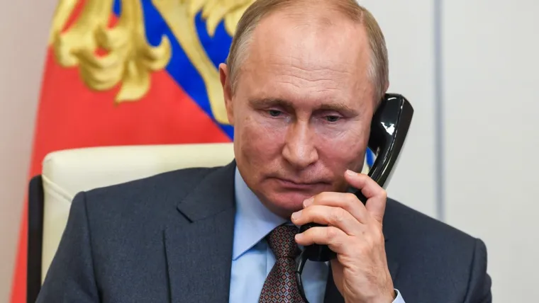 UKRAJINA 

"Hoću-neću, hoću-neću..." Nije te&scaron;ko uzavrelu situaciju oko Ukrajine apstrahirati na karikaturalnu scenu ruskog predsjednika Vladimira Putina koji otkida listove djeteline kako bi donio odluku o početku invazije, a time možda i nekog svjetski opasnog rata. "Hoću-neću, hoću-neću..." Znamo da takva praznovjerna otkidanja listova uvijek počinju s "hoću" pa se valja nadati da biv&scaron;i pukovnik KGB-a i sanktpeterbur&scaron;ki taksist u ruci drži djetelinu s četiri lista.
