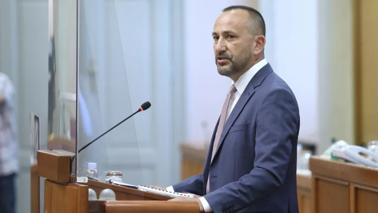 ZEKANOVIĆ

Znaju zastupnici desne oporbe, njih dvadesetak iz tri bloka, da većina njihovog biračkog tijela ne želi antitijela iz cjepiva i da se mnogi od njih lože na priče o zavjerama, novom poretku i neprovjerenom, eksperimentalnom cjepivu. Od svih njih, stisnutih između razuma i političkog oportunizma, jedan je odlučio iskočiti, viknuti na sve njih da svojim stavovima ugrožavaju zdravlje i živote drugih. Hrvoje Zekanović zasukao je desni rukav, cijepio se, kolege s desnice prozvao &scaron;to nisu učinili isto. Mediji pi&scaron;u da je "iza&scaron;ao iz ormara", Suverenisti su ga izbacili iz stranke. Tek treba vidjeti može li okupiti neku novu, moderniju desnicu ili se utopiti u HDZ-u. 
