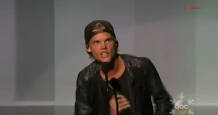 Počeo je koristiti tehnike meditacije Maharishe Mahesha Yogija. Yogi je bio indijski vjerski vođa koji se usredotočio na pokušaj dostizanja najdubljeg stanja svijesti u sebi. Avicii je, koristeći njegove tehnike, meditirao satima, umjesto preporučeih 20 minuta dnevno. O svom novootkrivenom prosvjetljenju napisao je u svom dnevniku: “Osjećam se kao da sam u novom načinu postojanja koji je vrlo nov i pomalo zastrašujući. Kao da je u meni jedna velika pustoš, umjesto strahova koji su se danima taložili. Samo dan prije smrti, jedan je Aviciijev poznanik, zbog zabrinutosti, kontaktirao njegova oca s obzirom na to da glazbenik tijekom meditacija nije htio ništa niti jesti niti piti. &quot;Prolijevanje duše je posljednja vezanost, prije nego što se ponovno pokrene&quot;, posljednja je poruka koju je Avicii napisao u svom dnevniku.