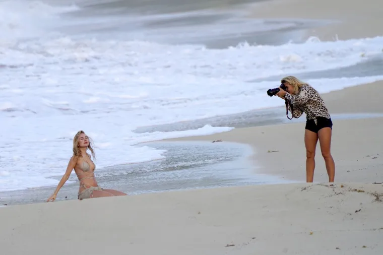 Zvijezda napravila pomutnju na plaži: Skinula se u seksi bikini i krenula izvijati. To nitko nije mogao ignorirati