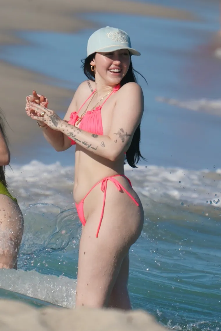 Bujna sestra Miley Cyrus skakutala po plaži i dokazala da nije fer da je samo njena seka slavna