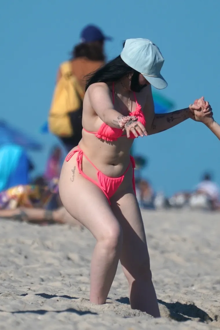 Bujna sestra Miley Cyrus skakutala po plaži i dokazala da nije fer da je samo njena seka slavna