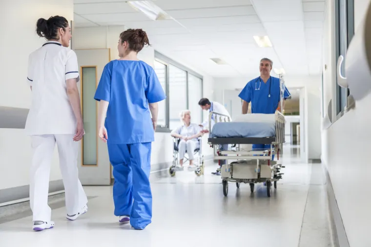 Studije pokazuju da je rizik hospitalizacije od omikrona prepolovljen. Međutim, ova nova varijanta se lakše širi od ostalih covid varijanti. Omikron je, što se tiče simptoma, vrlo sličan običnoj prehladi, navodi Reuters.