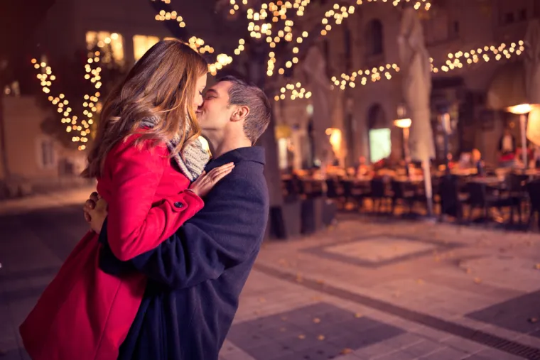 7. Poljubite nekoga u ponoć
Pretpostavljamo da ste već jako dobro upoznati s ovim praznovjerjem. Ako poljubite nekoga, tko vam se sviđa, kada sat otkuca ponoć, vaša će ljubav trajati cijelu godinu. 