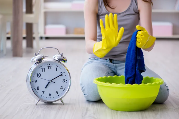 10. Ne pospremajte
Tražite li izgovor da ne čistite? Prema kineskim predanjima, smatra se da pospremanje na Novu godinu čisti sreću koju ste spremili za iduću godinu. Ozbiljno, ne biste trebali pomesti kuću ili čak oprati rublje. 
