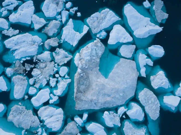 10. Mikrobi koji vrebaju u jezerima ispod antarktičkog leda 
Više od 400 subglacijalnih jezera leži ispod antarktičkog pokrivača, bez sunčeve svjetlossti. No, zahvaljujući geotermalnim tokovima topline,  protoku topline iz unutrašnjosti Zemlje, znanstvenici misle da bi u tim mračnim ekosustavima mogla biti bujna zajednica mikroba. Protok vode bogate kisikom i mineralima kroz jezera bi, teoretski, trebao potaknuti rast mikroba, a znanstvenim tim planira to testirati u bliskoj budućnosti. 