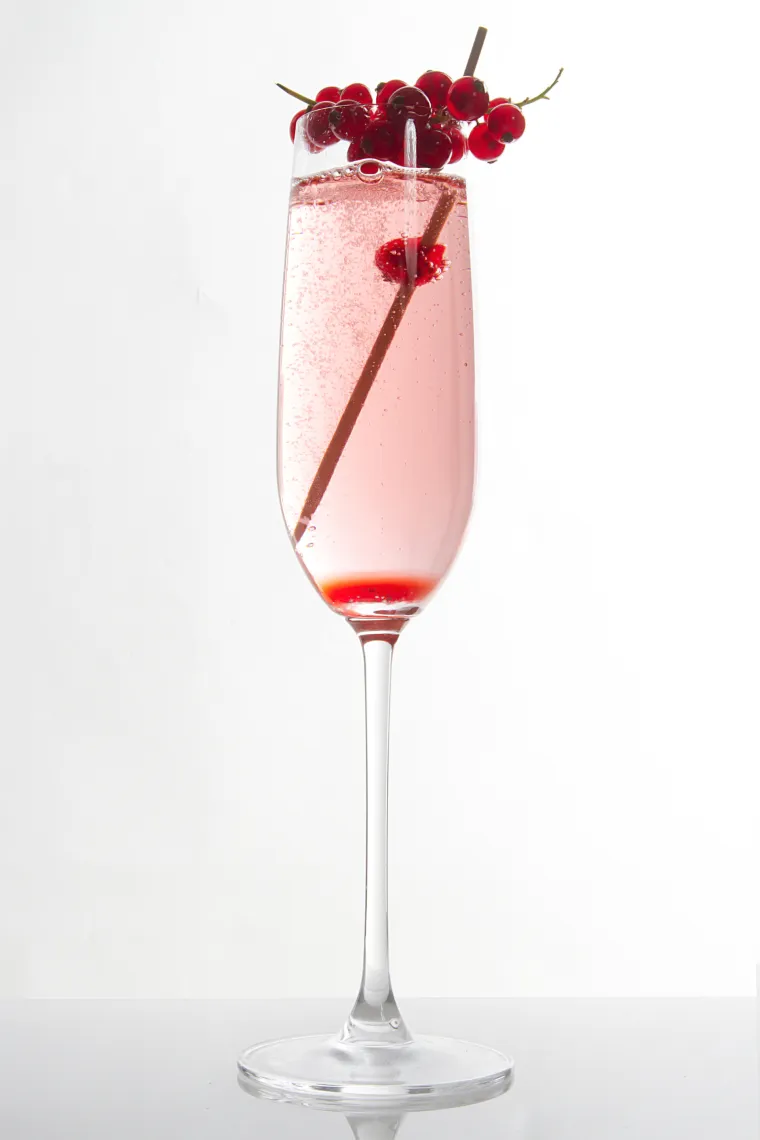 Crveni lotus

Sastojci:
200 ml votke
200 ml Cointreaua (liker od naranče)
600 ml soka od brusnice
400 ml soka od naranče
trake kore od dvije do tri limete
suhi led za posluživanje

Priprava:
Ulijte votku i Cointreau u vrč, a zatim dodajte sok od brusnice i sok od naranče. Dobro promije&scaron;ajte. Napunite 12 ča&scaron;a suhim ledom, a zatim prelijte koktelom. Svaku ča&scaron;u ukrasite trakom kore limete.