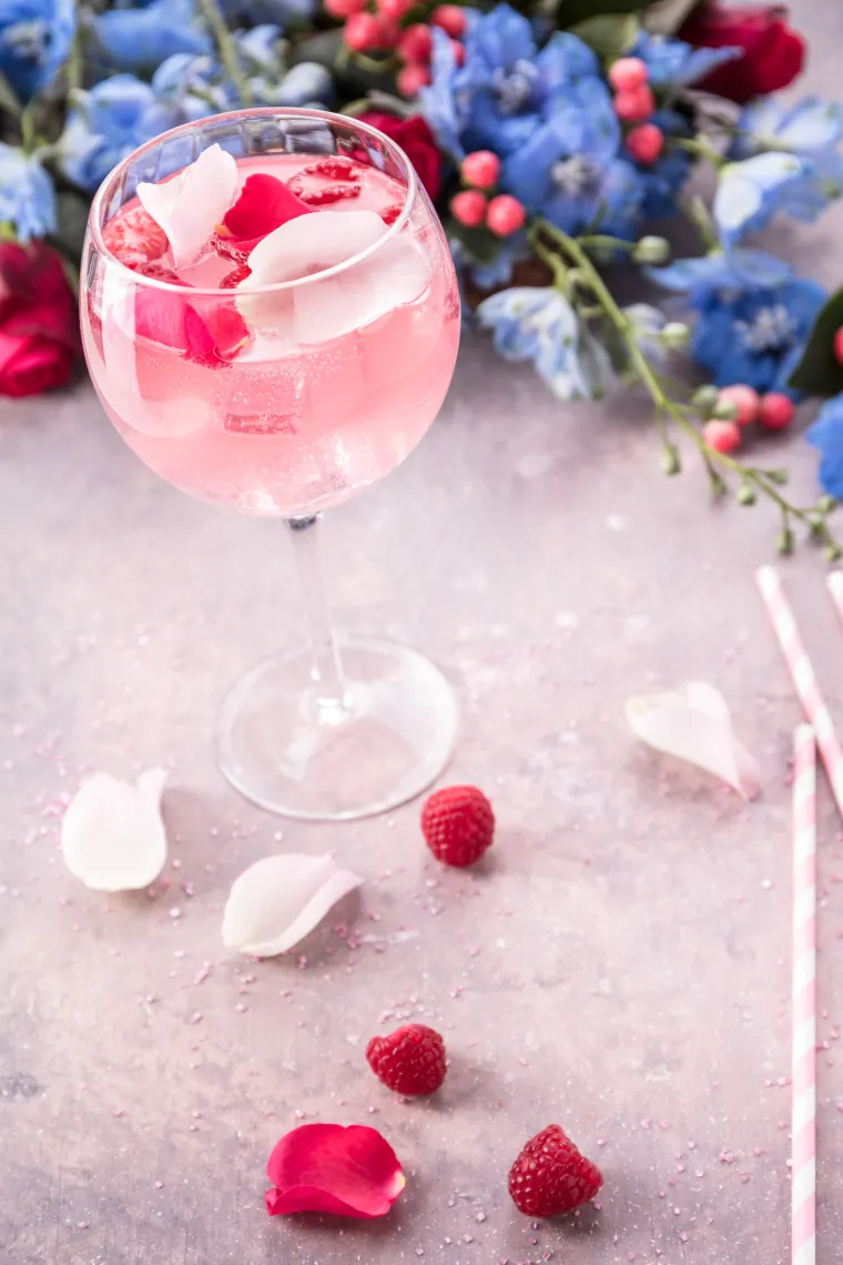 Džin od rabarbare

Sastojci:
1 kg ružičastih stabljika rabarbare
400 g &scaron;ećera
800 ml džina

Priprava:
Operite rabarbaru i očistite. Stabljike narežite na tri centimetra dužine. Stavite u veliku staklenku sa &scaron;ećerom. Sve protresite, stavite poklopac i ostavite preko noći. &Scaron;ećer će izvući sok iz rabarbare. Nakon 24 sata dodajte džin, zatvorite i sve protresite. Ostavite da odstoji oko četiri tjedna. Liker možete procijediti kroz sito i prebaciti u bocu prije serviranja.