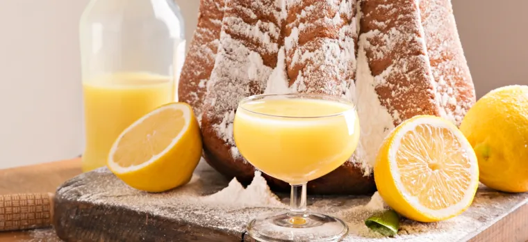 Limoncello

Sastojci:
5 limuna
1 l votke
750 g &scaron;ećera
700 ml kipuće vode

Priprava:
Ogulite koricu sa svih limuna. Stavite koricu u veliku čistu staklenku i prelijte votkom. Pokrijte poklopcem i ostavite tjedan dana da odstoji, protresajući staklenku svaki dan.

Stavite &scaron;ećer u vatrostalnu zdjelu i prelijte kipućom vodom. Mije&scaron;ajte dok se &scaron;ećer ne otopi. Dodajte votku i kore i ostavite jo&scaron; tjedan dana, redovito protresajući staklenku.

Prilikom serviranja mje&scaron;avinu procijedite u visoke ča&scaron;e te u svaku od njih dodajte nekoliko trakica limunove korice.