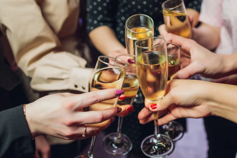 U ovom istraživanju psihologa Jonasona sudjelovalo je 1232 ljudi (50 posto žena, 50 posto mu&scaron;karaca), prosječne dobi od 45 do 79 godina. Istraživači su ispitanike pitali jesu li radije pili kod kuće ili u kafiću, pubu. Sudionici su tako navodili svoja omiljena alkoholna pića, uključujući vino, pivo, žestoka pića, mije&scaron;ana pića, jabukovače...